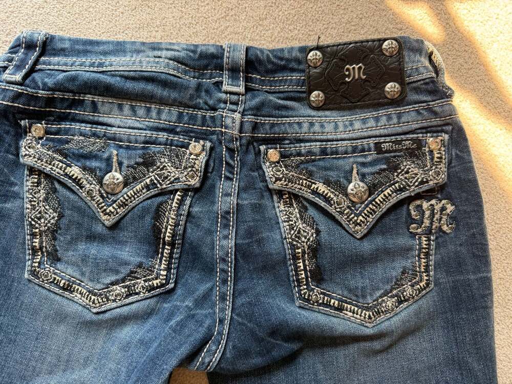 Miss Me Women's Dark Wash Straight Leg Embellished Pocket Jeans Size 29